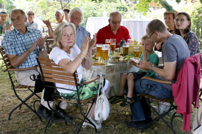 Nicht mit Applaus sparten an diesem vergnüglichen Abend nicht nur am Konzertende unter anderen der Obmann der Kulturgemeinschaft Weitensfeld, Dieter Vogl, Handelsakademie Althofen-Direktorin Melitta Huber, Trafikant Wolfgang Eberdorfer sowie der ehemalige Weitensfelder Hauptschuldirektor Gerhard Velisek.