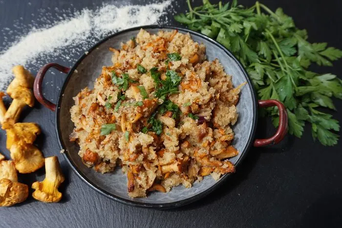 Rezept für „Schwammerlsterz": Zutaten: 1/2 kg Eierschwammerl (oder andere essbare Pilze), 1 Zwiebel, 60 g Butter, 1/4 Liter Wasser oder Gemüsesuppe, 120 g Polenta- oder Weizengrieß, Salz, Pfeffer, frische Petersilie. Zubereitung. Die Schwammerl trocken putzen, größere Exemplare in gleichmäßig große Stücke schneiden (Schwammerl und Pilze sollten vor dem Kochen mit einem Pinsel geputzt werden – beim Waschen verlieren sie viel von ihrem Geschmack und sind dann beim Essen auch weniger knackig). Die Zwiebel feinnudelig schneiden und in Butter anrösten. Anschließend die Schwammerl dazugeben und gut anrösten. Mit Wasser oder Gemüsesuppe aufgießen, Polenta- oder Weizengrieß einrühren und würzen. Die Masse gut verrühren und aufkochen lassen. Den Sterz in das heiße Backrohr geben und 20 Minuten ausdünsten. Mit einer Sterzgabel öfters gabeln. Vor dem Servieren mit grob gehackter Petersilie garnieren. Dazu passt jeder Salat, Schwammerlsterz ist auch eine gute Beilage zu gebratenem Fleisch.