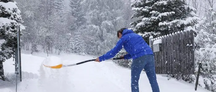 ABD0012_20240423 - PACK - ÖSTERREICH: ++ THEMENBILD ++ Ein Wintereinbruch sorgte in der Steiermark für zahlreiche Verkehrsbehinderungen und umgestürtzte Bäume. Im Bild ein Mann beim Schneeschaufeln in seiner Einfahrt am Dienstag, 23. April 2024, im Bereich der Ortschaft Pack im Bezirk Voitsberg. - FOTO: APA/ERWIN SCHERIAU