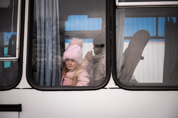 Ein ukrainisches Mädchen in einem Bus in Przemysl. Auf einem Parkplatz vor der Stadt werden die Transporte für die Flüchtlinge organisiert. 