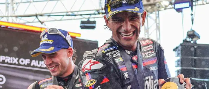 Jorge Martin (im Hintergrund mit Aprilia-Teamkollege Marco Bezzecchi) übernahm mit dem Sprint-Sieg die WM-Führung
