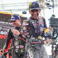 Jorge Martin (im Hintergrund mit Aprilia-Teamkollege Marco Bezzecchi) übernahm mit dem Sprint-Sieg die WM-Führung