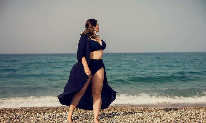 Große Größen machen dem Modefrühling Beine – auch am Strand. Fließende Stoffe in Midi-Länge sind für kurvige Frauen eine tolle Wahl