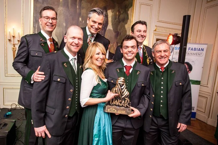Gruppenbild mit Dame: Ehrengäste Kröll, Rocci, Walkner und Schachner (vorne) mit Ballfestbauer Klaus Weikhard, Moderator Steidl und Großbauer Michael Kohlroser (hinten, von links)