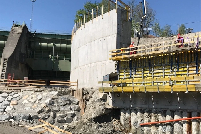 Die neu errichtete Stützwand am Ufer ist 38 Meter lang.