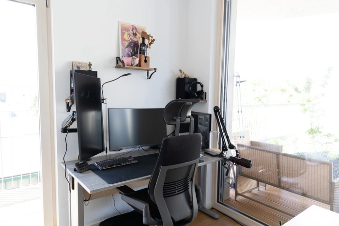Der Homeoffice-Arbeitsplatz von Niklas Tscheppe mit viel Tageslicht.