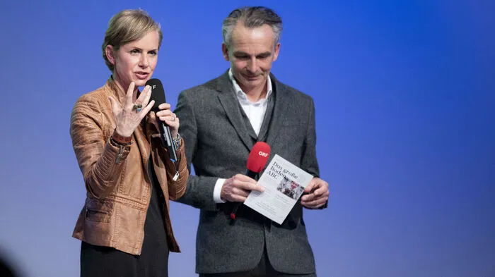 So vielschichtig kann eine Buchpräsentation sein: ORF-Gärtnerin Angelika Ertl-Marko präsentierte gestern Abend im bis auf den letzten Platz gefüllten Landesstudio in Graz mit ihrem neuen Buch „Das große Boden-ABC“ den ultimativen Praxis-Ratgeber für Humusaufbau und Pflanzenglück.