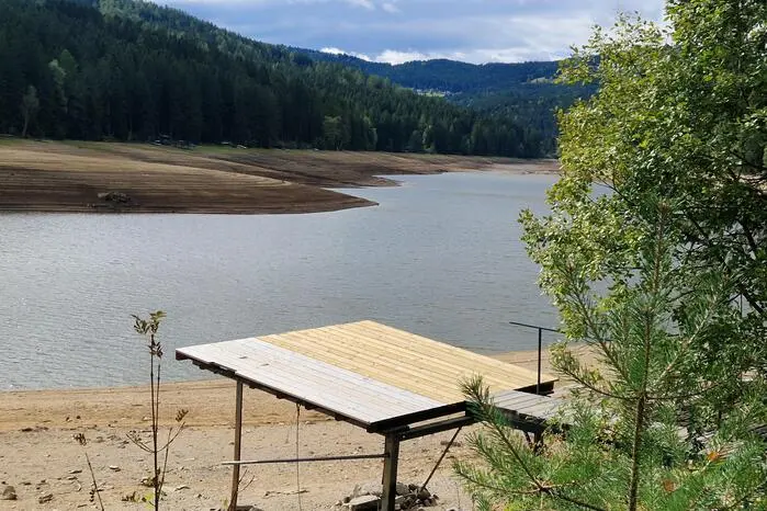 Trotzdem stehen wieder Stege und Brücken in der Luft und die Uferböschungen ragen viele Meter über den Wasserspiegel hinaus, wo man sonst ebenerdig ins Wasser gehen kann. 