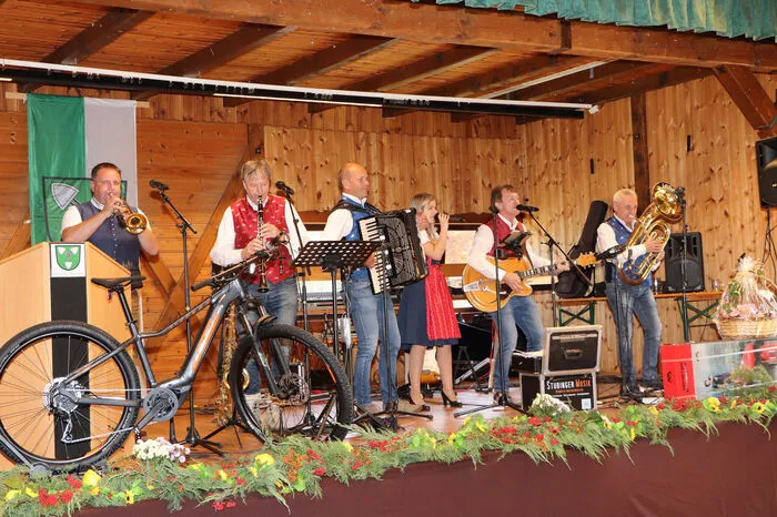 Anschließend gab es im  Kultursaal den Festakt bei dem es Grußworte von Landeshauptmann Peter Kaiser, Bürgermeister Werner Egger und  Landwirtschaftskammerpräsident  Siegfried Huber gab. Danach wurde das neue Steuerberg Lied „Das Gott vom Himmel fallen ließ“ durch „Die Karawanken“ uraufgeführt.