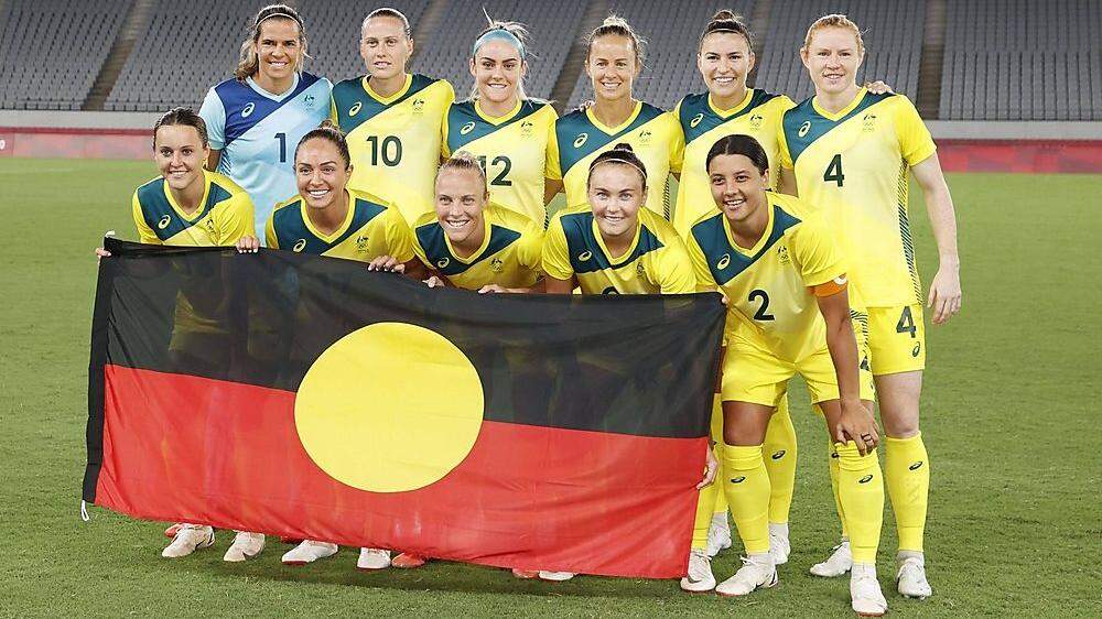 Die australischen Fußballerinnen mit der Aborigines-Fahne