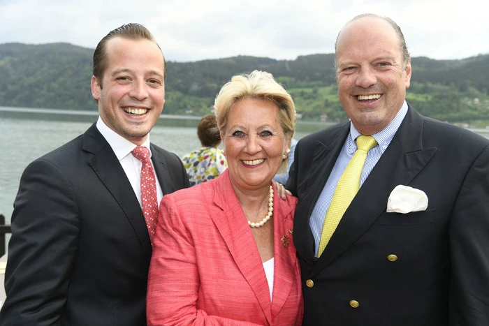 Charmante Gastgeber, auch der Wettergott spielte mit: Vincenz, Hedwig und Alexander Tacoli.