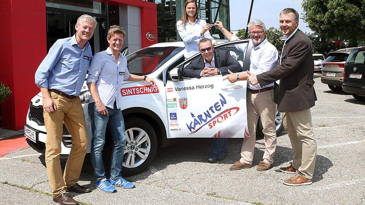 Vanessa Herzog freut sich über ihr neues Auto, das Werner Pietsch (Kelag), Arno Arthofer (Land Kärnten), Wolfgang Gratzer (Generali), Martin Sintschnig und Franz Tschematschar (Raiffeisen Leasing) möglich machen 