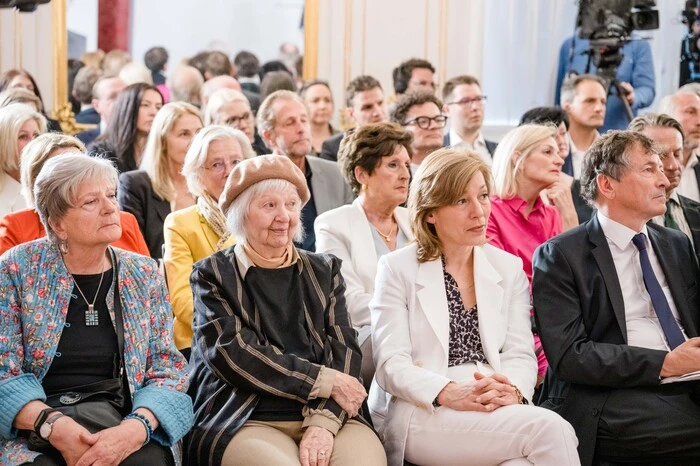 Und zahlreiche Prominente kamen, um der Verleihung beizuwohnen - wie die Witwe von Kurt Vorhofer, Lydia Vorhofer, und ORF-Journalistin Clarissa Stadler, die mit ORF-Anchor Robert Hochner verheiratet war