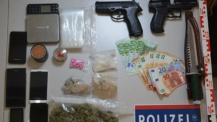 Die Polizei stellte Drogen, Bargeld und Waffen sicher
