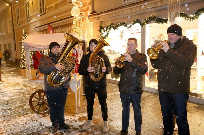 Fest einkaufen und heißen Glühwein nippen sah man unter anderen Rechtsanwalt Michael Huber, Stama-Lady Ines Rauter, „Wendl-Buam“-Frontman Hansi Rattenberger, Bäckermeister Harald Taupe, Musiker Gert Hausleitner sowie Faschingsgilde St. Veit-Präsident Martin Kircher. 
