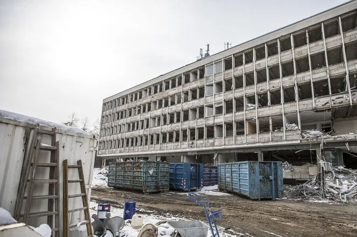 Übrigens: Der Verdacht, dass Asbest im Gebäude verbaut wurde, bestätigte sich nicht.