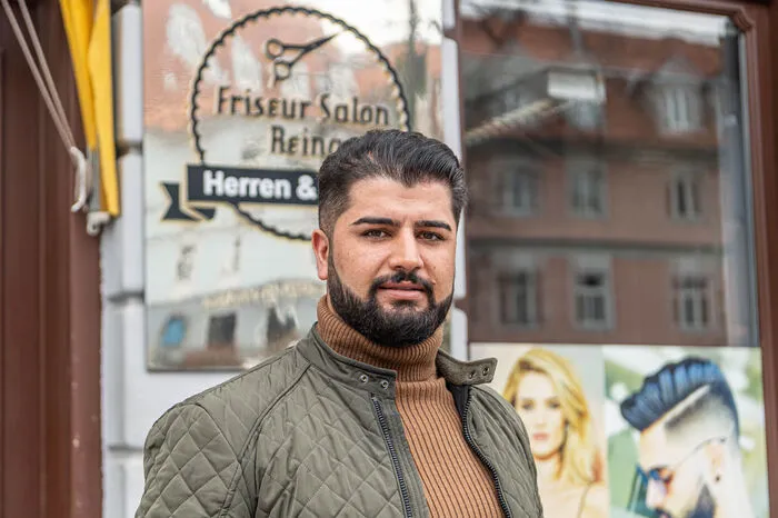 "Es bräuchte mehr Textilgeschäfte, ein Kaffeehaus und einen Drogeriemarkt", sagt Ozan Cömlekci, seit 2014 mit dem "Salon Reina" vor Ort.