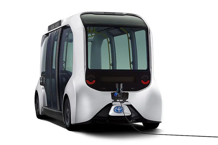 In den knapp 5,3 Meter langen Commuter passen bis zu 20 Personen – inklusive dem Sicherheitsbeauftragten, der das autonome Beförderungsmittel bei der Arbeit überwacht.