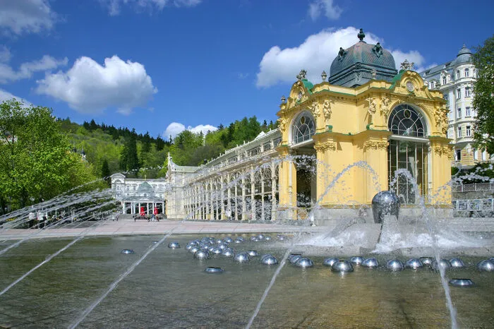 Marienbad: Den wahren Aufschwung des Kurbetriebs bescherte der Anschluss an die Eisenbahn 1872, fortan kamen Kaiser und Könige, Dichterfürsten und Musikgenies. Der restaurierte und sanierte Kurbezirk im heutigen Tschechien schließt an alte Glanzzeiten an und setzt verstärkt auf ausländische Gäste.