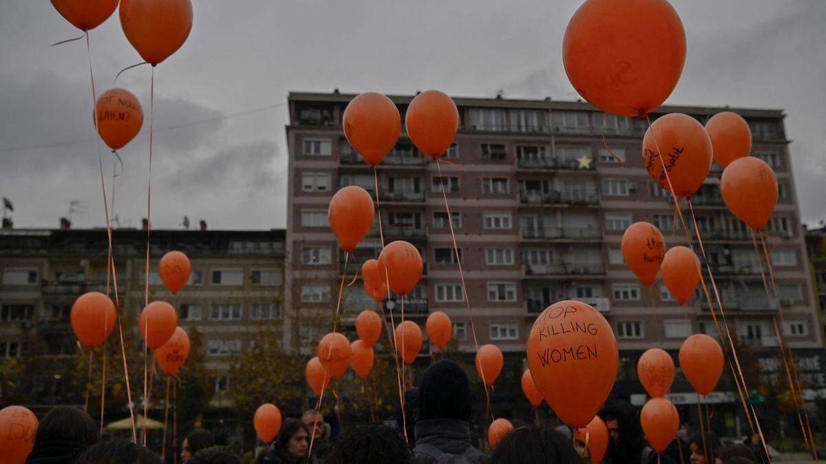 UN-Kampagne #orangetheworld: Protestaktion von Frauen im Kosovo 