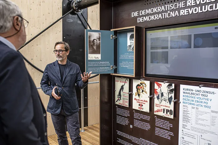 Auf den Tafeln, mit Touch-Bildschirmen und interaktiven Elementen ausgestattet, wird ein Bogen gespannt von der Situation in Kärnten nach dem Ersten Weltkrieg über die Abstimmung selbst bis hin zur Gegenwart und den Zukunftschancen Kärntens.