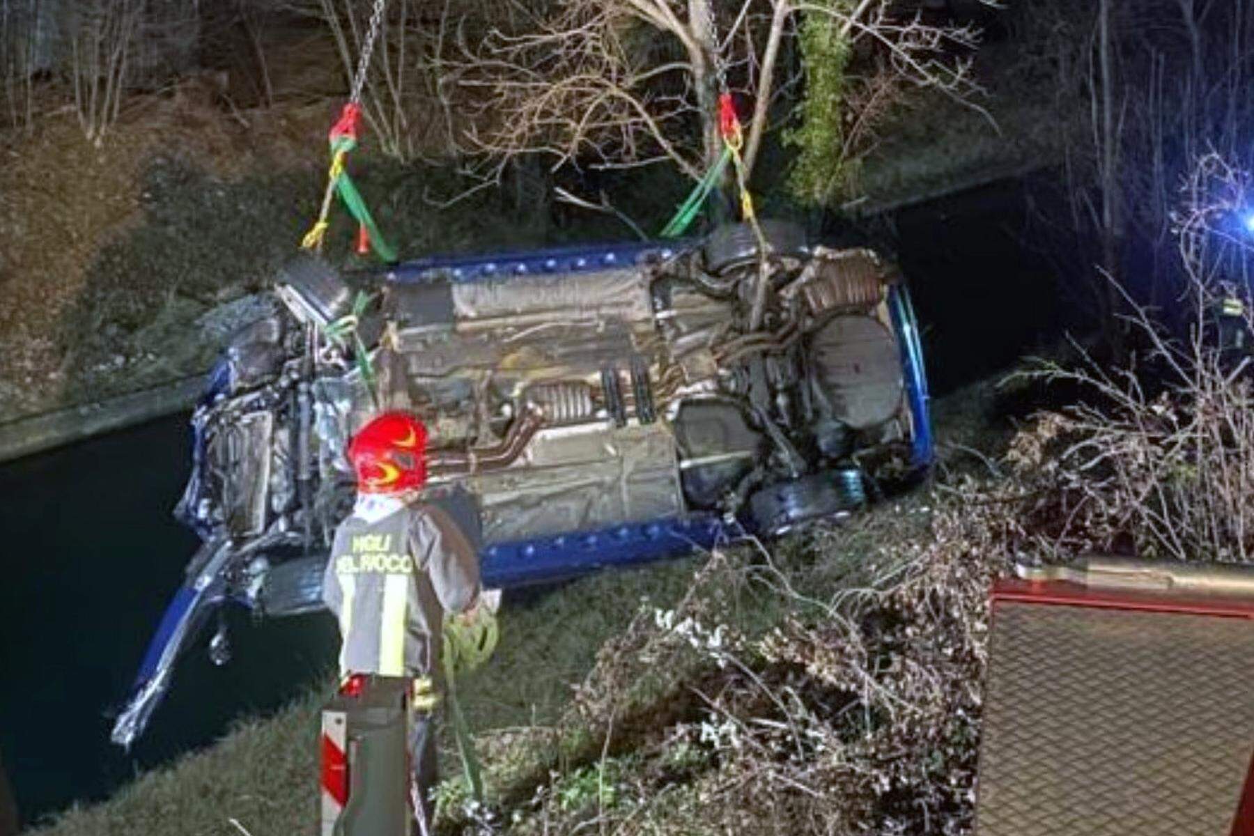 Auto fiel in Fluss: Verunfallte meldeten drittes Opfer nicht, Mann starb