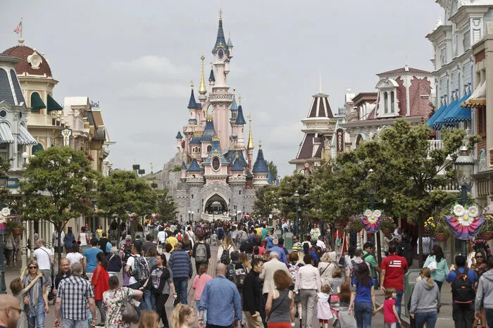 Disneyland Paris.Goofy und Mickey die Hand schütteln oder eine der zahlreichen anderen Attraktionen entdecken?