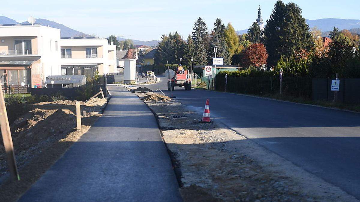 Gehsteig und Fahrbahn in der Fünfinger Straße sind asphaltiert, jetzt müssen nur noch kleine Maßnahmen fertig gemacht werden