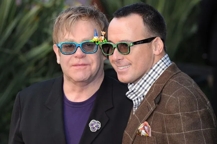 Seit 2014 ist Elton John mit seinem langjährigen Freund David Furnish verheiratet.