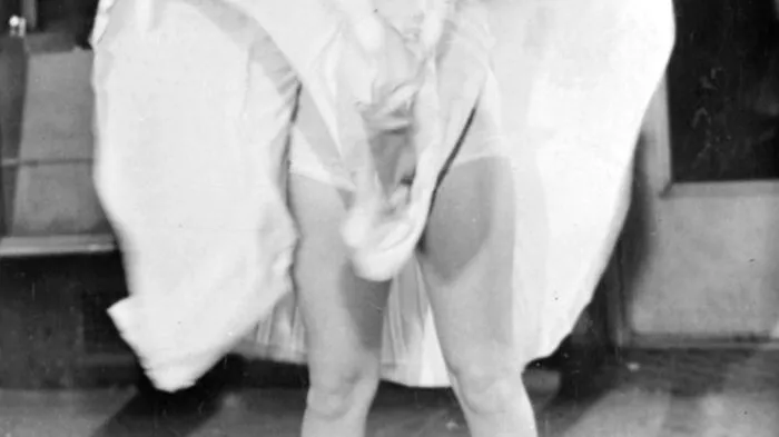 Sie war eine Stilikone des 20. Jahrhunderts und prägt die Film- und Modeindustrie mit ihrem für ihre Zeit unkonventionellen Auftreten bis heute. Das Bild von Marilyn Monroe aus dem Jahr 1955 in The Seven Year Itch in einem weißem Kleid, das vom Winde verweht wurde, gilt bis heute als legendärste Szene in Monroes Karriere.