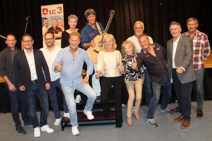 Kulturreferentin Helga Glatz und Bürgermeister Günther Müller freuten sich über das große Interesse und gingen bei den Klassikern des Austro-Pops begeistert mit.