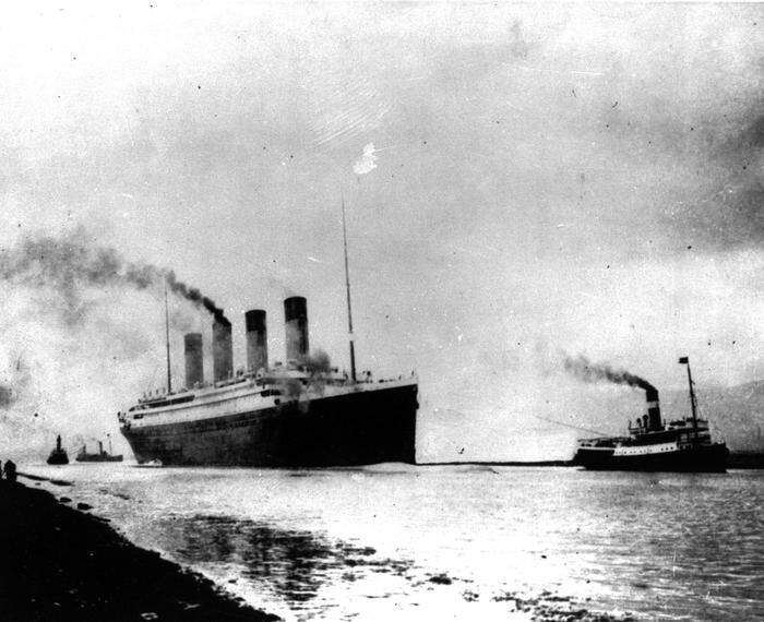Die Titanic, als sie 1912 Southampton verließ
