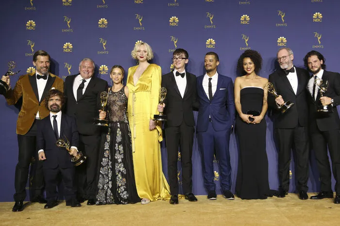 Im Bild die Crew von "Game of Thrones". Zu den größten Verlierern des Abend zählte das dystopische Drama "The Handmaid's Tale", das bei 20 Nominierungen nur auf drei Preise kam. Leer aus gingen "Die Einkreisung" mit Daniel Brühl bei den Miniserien und der Wolfsburger Regisseur Edward Berger ("Deutschland 83"), der "Patrick Melrose" mit Benedict Cumberbatch in Szene gesetzt hatte.