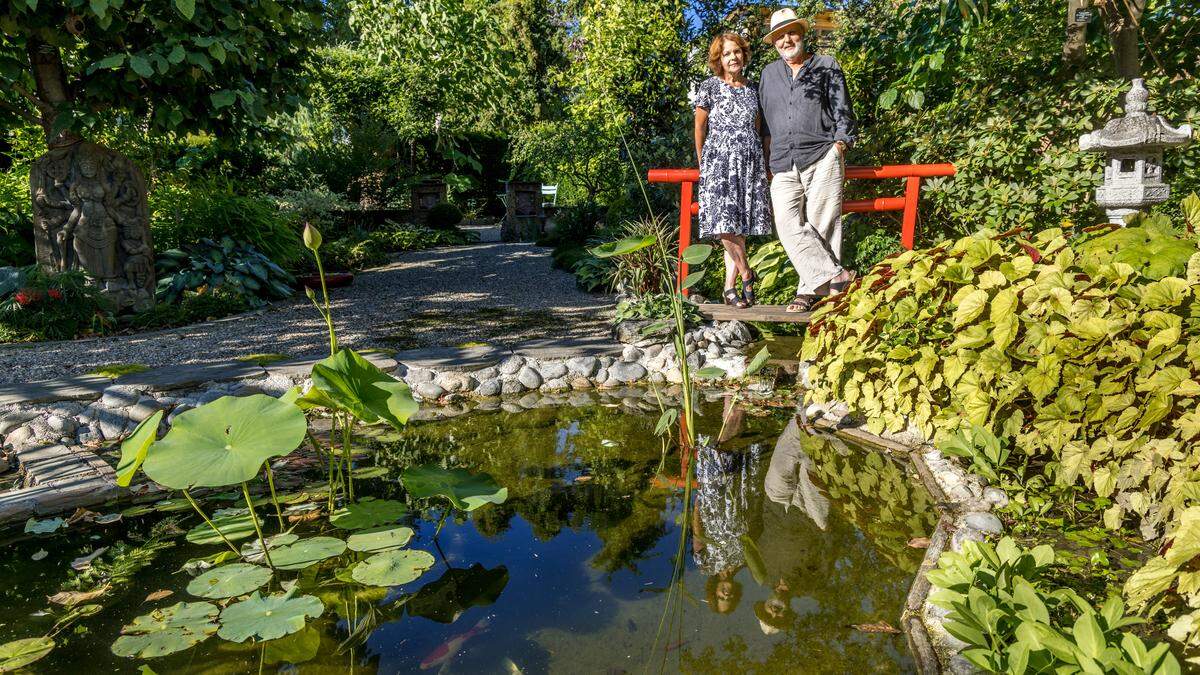 Ingrid und Ernst Zerche an ihrem Lotosteich