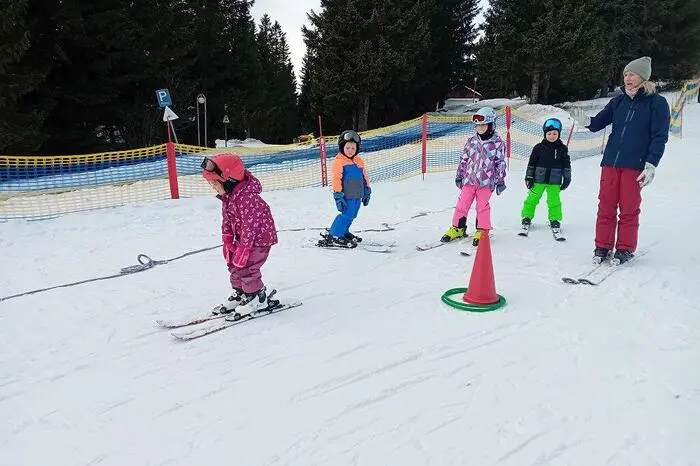 Die Kinder lernten alles, was man zum Skifahren braucht: gehen, staffeln, hinfallen, aufstehen und in weiterer Folge etwa Pflug, Parallelschwung und den Stockeinsatz.