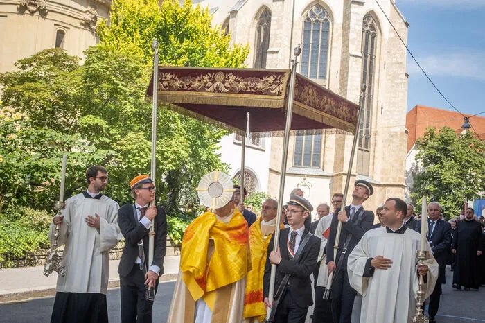 Es ist das "Hochfest des Leibes und Blutes Christi". Der Begriff kommt aus dem Mittelalter, denn „vron“ bedeutet „was den Herren betrifft“ und „licham“ heißt „der Leib“. Lateinisch heißt das „Corpus Christi“, wie der Feiertag in anderen Sprachen und Ländern heißt.