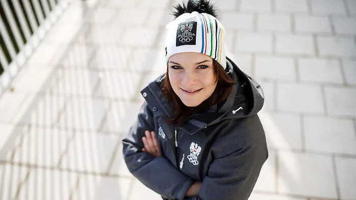 "Ich bin eine Bauerntochter. Ich habe als Kind schon Kuhmist und Beton gegessen." Skirennfahrerin Ramona Siebenhofer, warum sie sich im Gegensatz zu vielen anderen derzeit um ihre Gesundheit besorgten Menschen für immun hält und kein Problem mit Händeschütteln hat.