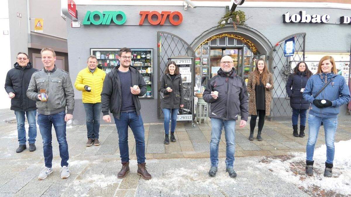 Helmut Semrajc (Trafik Lienz), Georg Rainer (Obmann AWVO), Franz Bergmann (Trafik Außervillgraten), Lucas Dobnig (Trafik Lienz), Laura Kumpf (AWVO), Gerhard Lusser (Umweltberater AWVO), Nina Gatterer (Trafik Debant), Andrea Tscholl (Trafik Lienz), Barbara Carrer (Trafik Matrei)