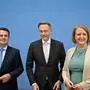 (L-R) Der deutsche Arbeitsminister Heil, der deutsche Finanzminister Lindner und die deutsche Familienministerin bei der Pressekonferenz in Berlin.