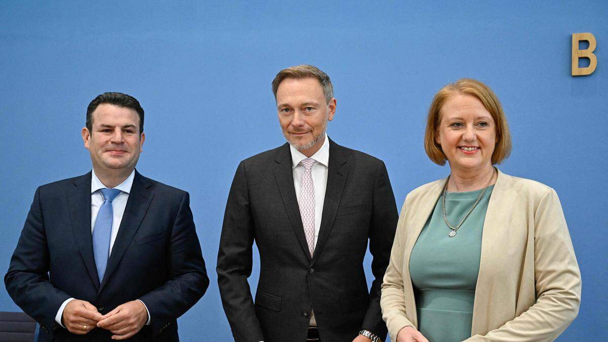 (L-R) Der deutsche Arbeitsminister Heil, der deutsche Finanzminister Lindner und die deutsche Familienministerin bei der Pressekonferenz in Berlin.