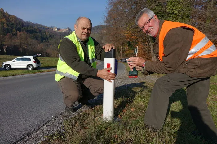 Montiert wurden die Geräte lückenlos an den Leitpflöcken entlang von Landes- und Bundesstraßen - an Streckenabschnitten, wo es im Vorjahr mindestens zwei Wildunfälle gab. Im Bild: Jäger Arthur Faulhaber und Reinhard Langer, Obmann der Gemeindejagd Deutschlandsberg.