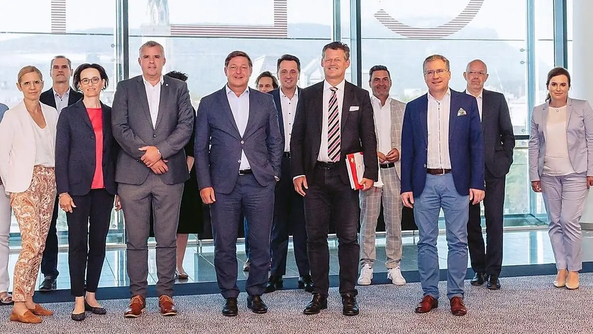 Der Kärntner Städtebund hat neu gewählt: Villachs Bürgermeister Günther Albel ist der neue Obmann. Das Foto zeigt den Leitungsausschuss