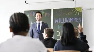 ABD0060_20250822 - WIEN - ÖSTERREICH: Bildungsminister Christoph Wiederkehr (NEOS) im Rahmen der Pressekonferenz "Neues im neuen Schuljahr" , am Freitag, 21. August 2025 mit Schülern einer Klasse der Sommerschule ,in der Sportmittelschule Donaustadt in Wien. - FOTO: APA/HARALD SCHNEIDER