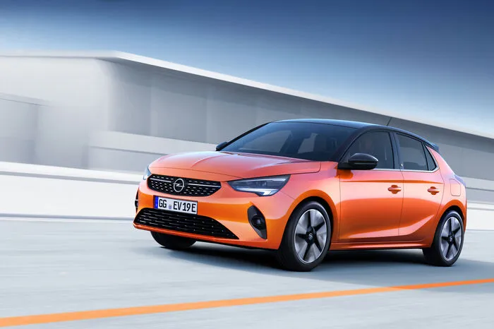 Beim Radstand ist Opel jetzt ein wenig spendabler (2538 mm), die Sitzposition ist tiefer und in Sachen Kofferraumvolumen dürfen wir künftig gleich 24 Liter mehr auf der Habenseite verbuchen.