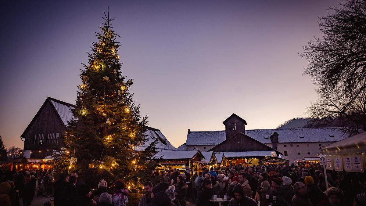 Der Adventmarkt im Grottenhof zieht jährlich viele Besucher nach Leibnitz