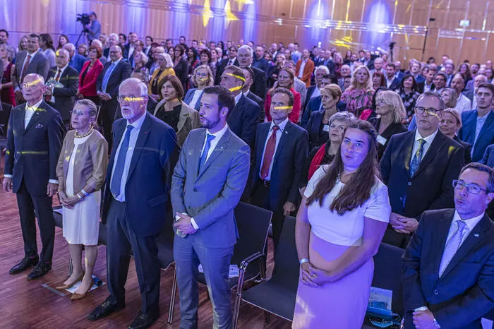 Stimmkräftiges Singen der Europahymne: "Freude schöner Götterfunken..."