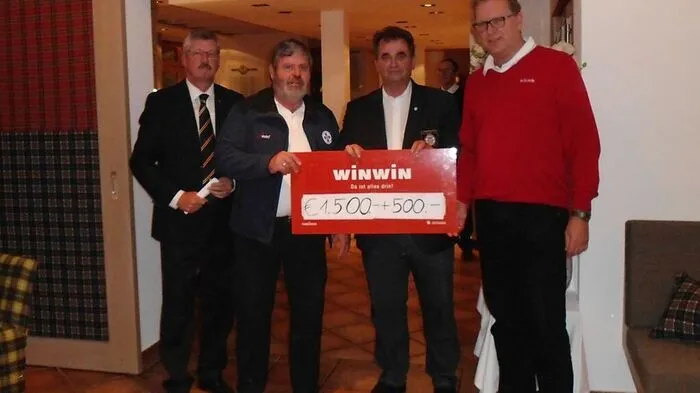 Hermann Unterdünhofen, Kassier Ernst Glaser und Präsident Meinrad Pargger von der Wasserrettung, Michael Jans vom WINWIN Lienz