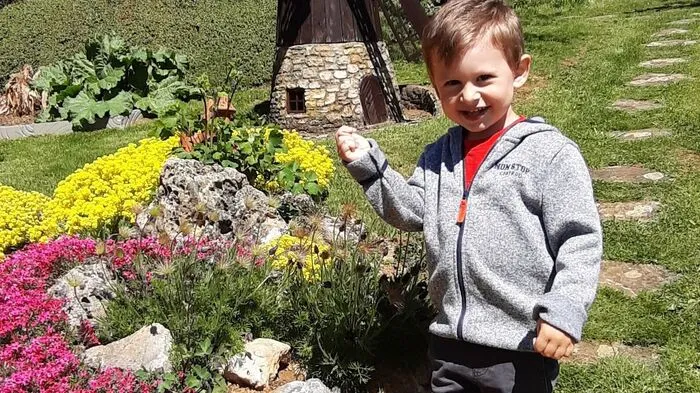 Matteo, das Enkelkind unserer Leserreporterin Gerlinde Gutkauf aus Thannhausen, erfreut sich an der Blütenpracht.