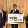 Präesntierten das neue regioMobil: Peter Kronberger (GKB) mit Joachim Schnabel und Bernadette Kerschler (beide Regionalverband Südweststeiermark)