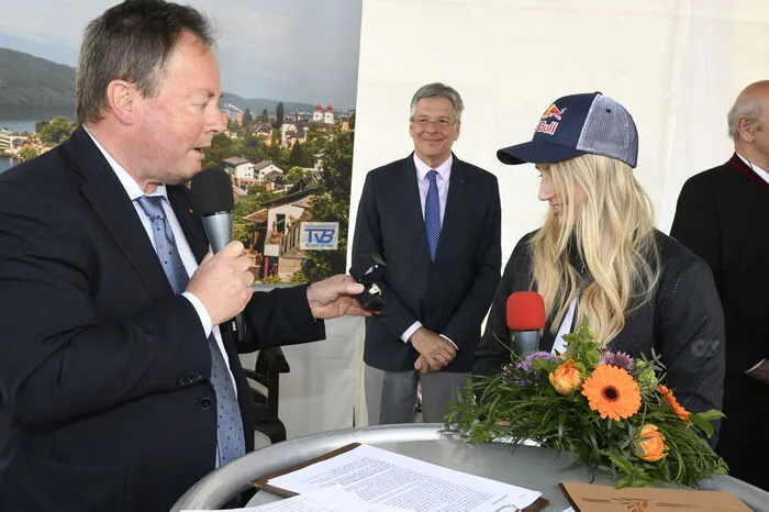 Ein großer Augenblick für die Gemeinde: Anna Gasser wurde von Bürgermeister Johann Schuster der Goldene Ehrenring der Marktgemeinde Millstatt verliehen.